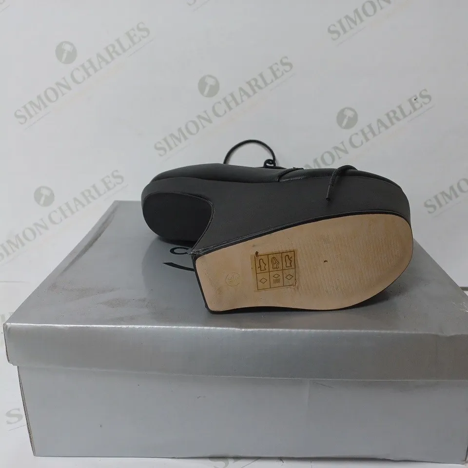 BOXED PAIR OF CASANDRA PLATFORM SHOES IN BLACK SIZE 5