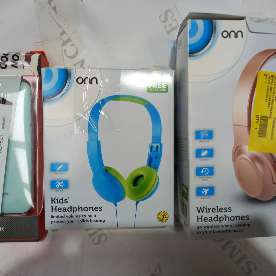 BOX OF APPROXIMATELY 5 ASSORTED HOUSEHOLD ITEMS TO INCLUDE BLACKWEB POWER BANK, ONN KIDS HEADPHONES, ONN WIRELESS HEADPHONES, ETC