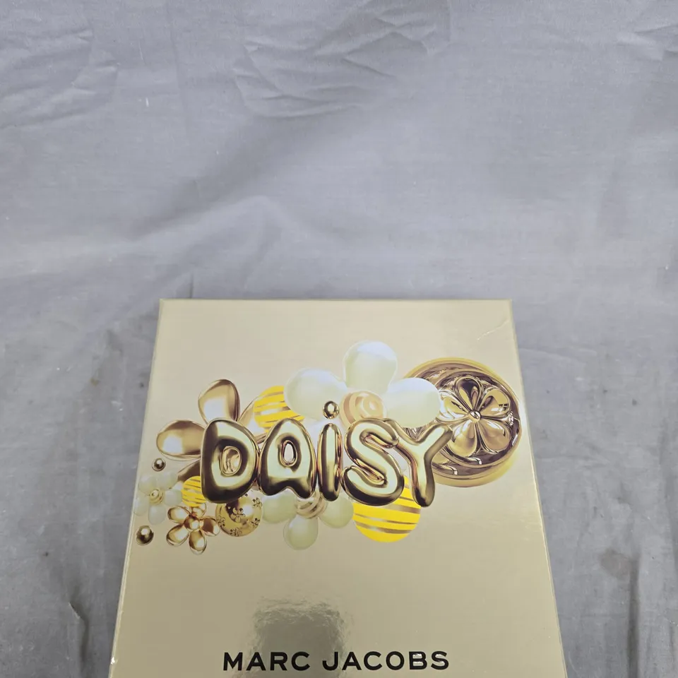 MARC JACOBS DAISY EAU DE TOILETTE 50ML AND PURSE SPRAY 10ML FOR WOMEN GIFT SET 