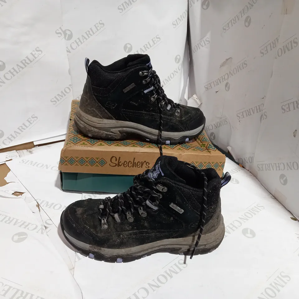 BOXED PAIR OF SKETCHER BLACK WINTER BOOT - SIZE 6