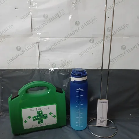 APPROXIMATELY 15 HOUSEHOLD ITEMS TO INCLUDE A DRINKING BOTTLE, TOILET ROLL HOLDER AND A FIRST AID KIT