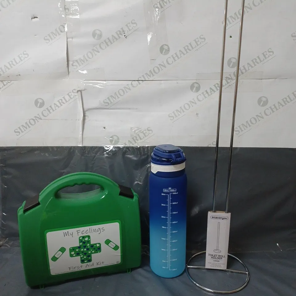 APPROXIMATELY 15 HOUSEHOLD ITEMS TO INCLUDE A DRINKING BOTTLE, TOILET ROLL HOLDER AND A FIRST AID KIT