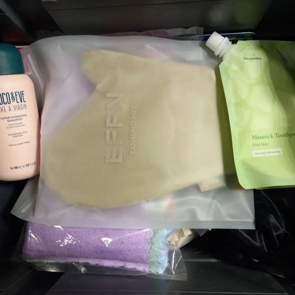 BOX OF APPROXIMATELY 20 COSMETIC ITEMS TO INCLUDE - HISMILE COLOUR CORRECTOR - MONSOON HAIR BAND - COLGATE TOOTHPASTE - ETC