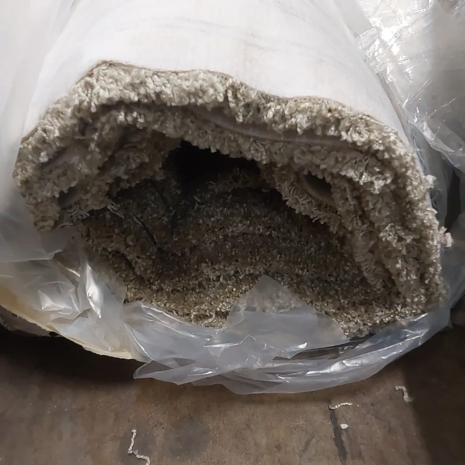 ROLL OF QUALITY SATINO ROYALE ANTIQUE MOSS CARPET // SIZE: APPROX 4 X 3.6m