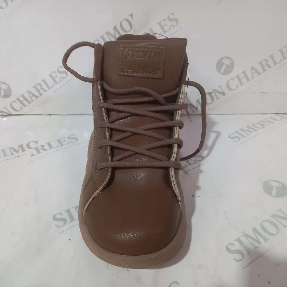 BOXED PAIR OF FASHION SHOES IN BROWN EU SIZE 38