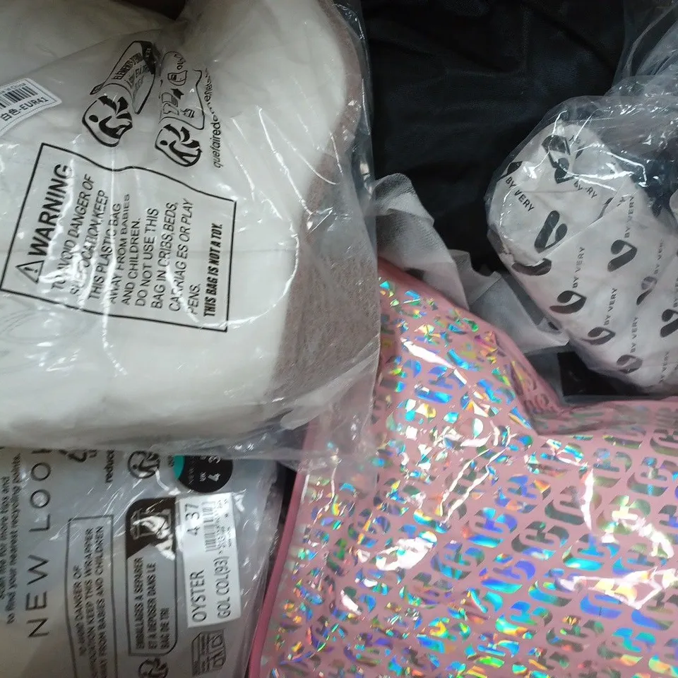 BOX OF APPROXIMATELY 15 ASSORTED PAIRS OF SHOES AND FOOTWEAR ITEMS IN VARIOUS COLOURS, STYLES, AND SIZES - COLLECTION ONLY