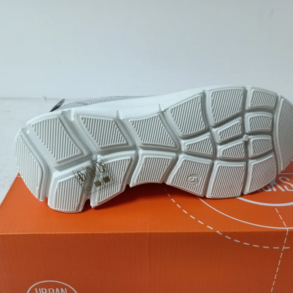 URBAN JACKS STRADA TRAINERS GREY SIZE 5 BOXED