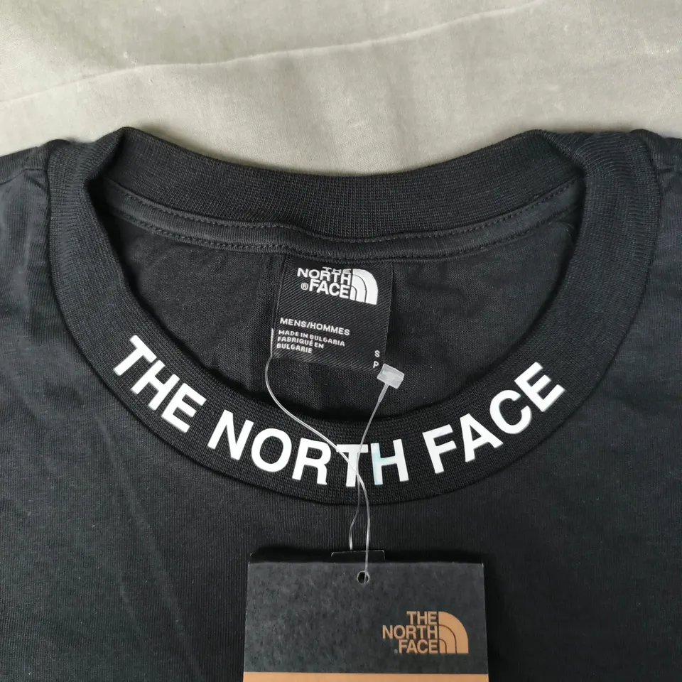 THE NORTH FACE MEN’S BLACK T‑SHIRT – LOGO COLLAR, TAGS ATTACHED SIZE S