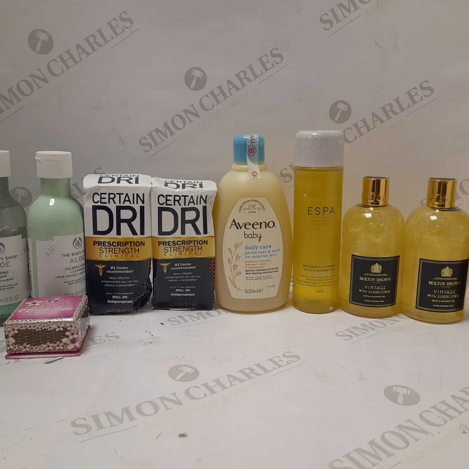 LOT OF APPROX 15 ASSORTED BEAUTY PRODUCTS TO INCLUDE AVEENO BABY GENTLE BATH WASH, ESPA SHOWER GEL, MOLTON BROWN SHOWER GEL, ETC 