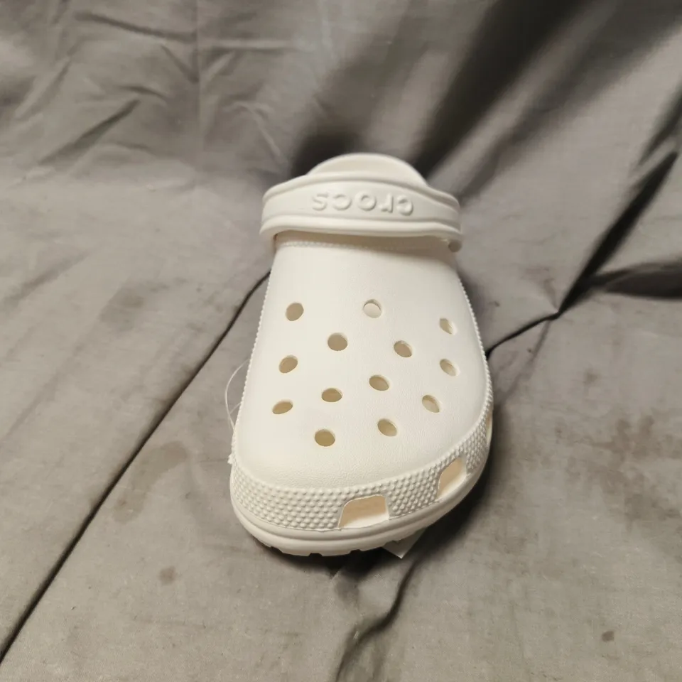 PAIR OF CROCS CLASSIC CLOGS IN WHITE SIZE UK M5/W6