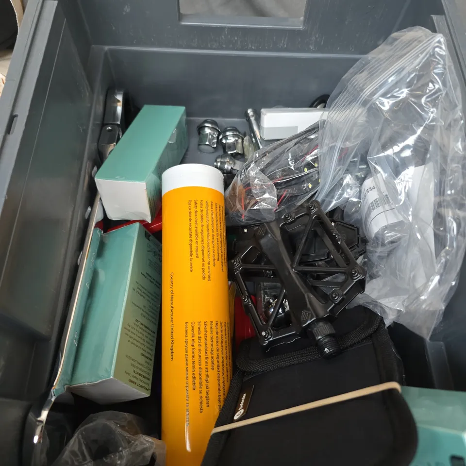 BOX OF ASSORTED CAR ITEMS TO INCLUDE JCB HP GREASE - BIKE MIRROR - SPARK PLUGS 