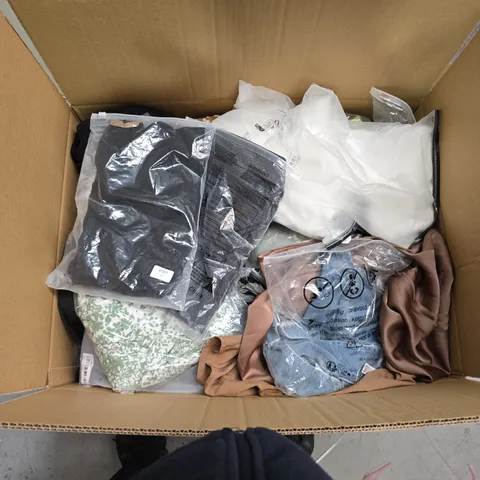 BOX OF APPROXIMATELY 25 ASSORTED CLOTHING ITEMS OF VARIOUS STYLES AND COLOURS