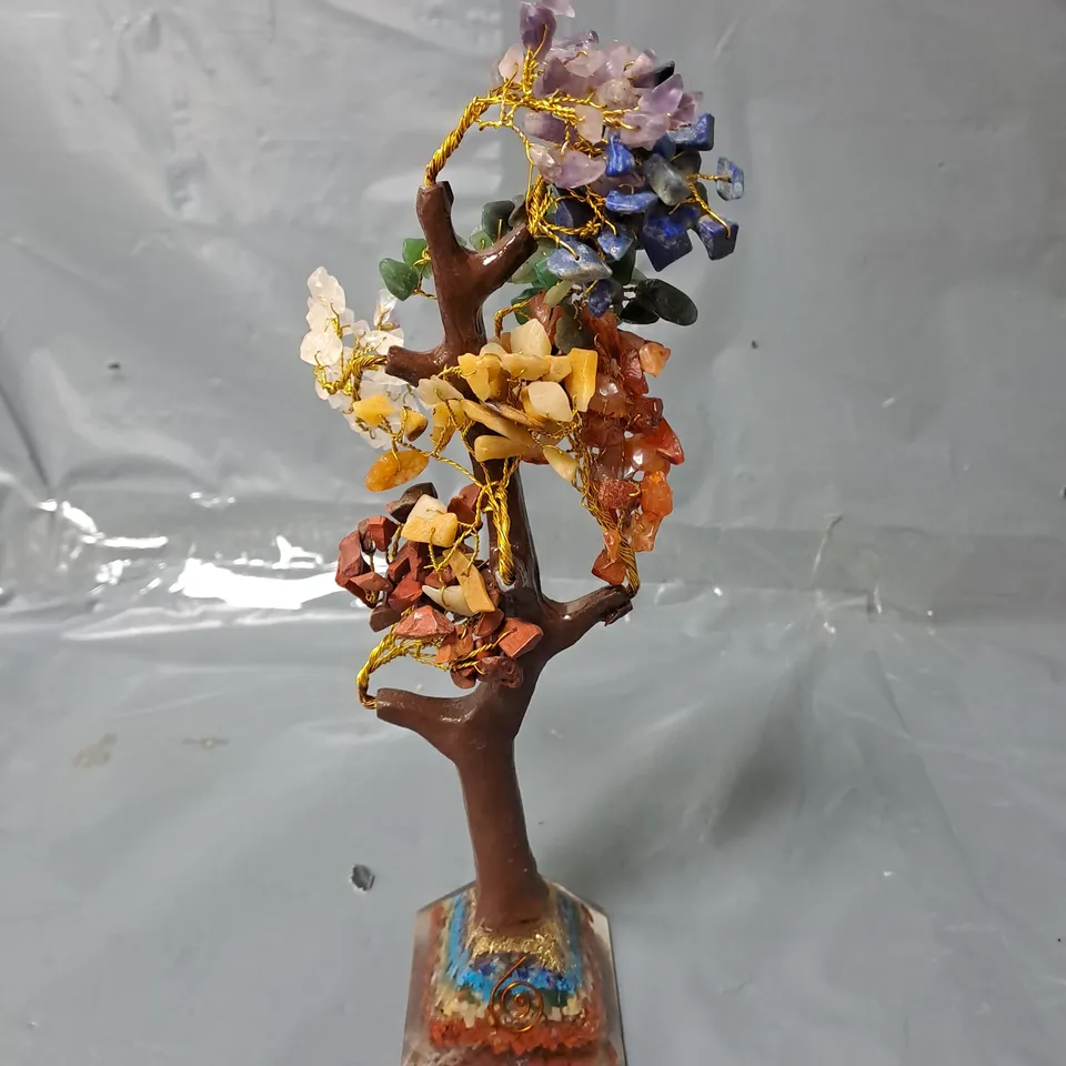 APPROXIMATELY 30 CRYSTAL TREE ORNAMENTS - COLOURS MAY VARY
