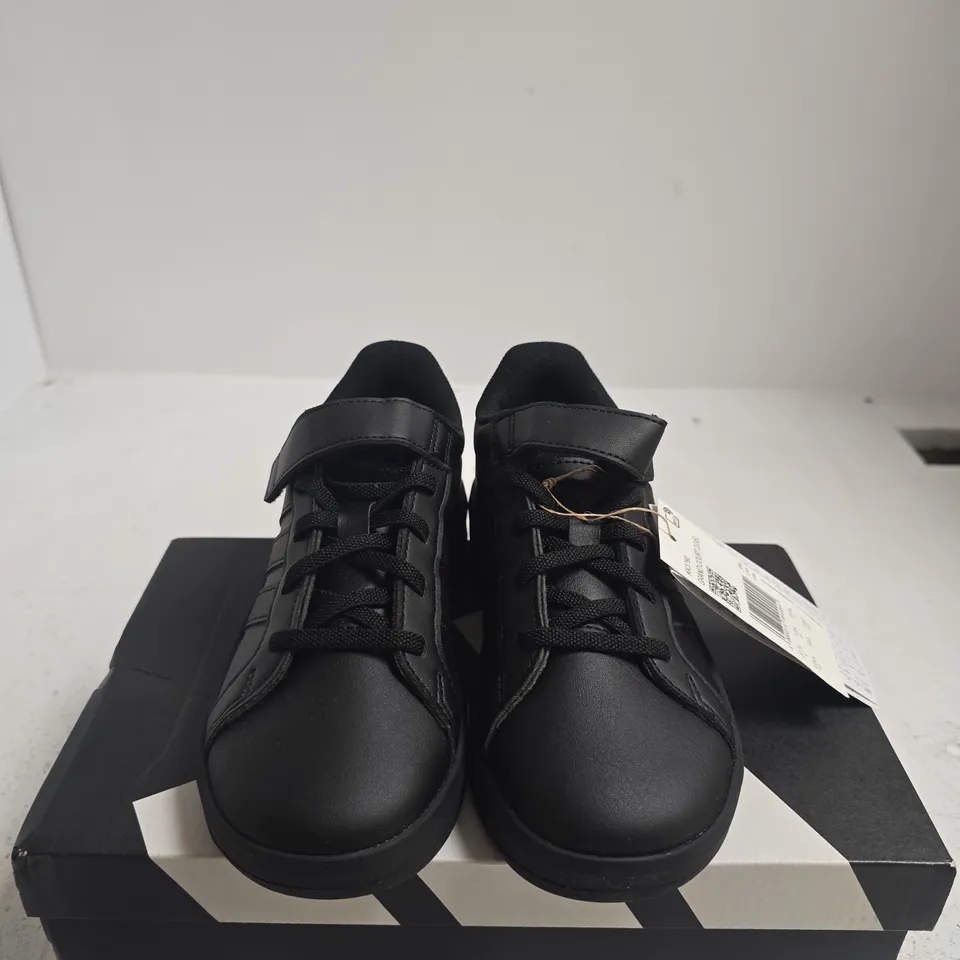 BOXED PAIR OF ADIDAS GRAND COURT 3.0 EL C BLACK TRAINERS – UK 13.5 - KIDS