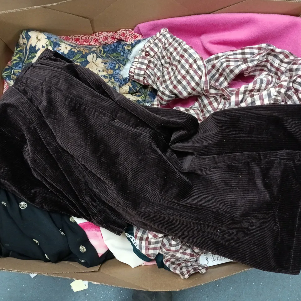 BOX OF APPROXIMATELY 15 ASSORTED CLOTHING ITEMS OF VARIOUS STYLES AND SIZES TO INCLUDE PINK FLORAL SHIRT, BLACK SLEEVELESS TOP ETC