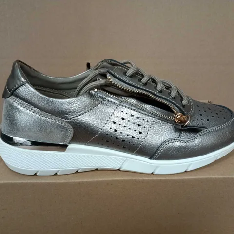 BOXED PAIR OF WOMEN'S METALLIC SILVER SNEAKERS WITH SIDE ZIP – UK 6