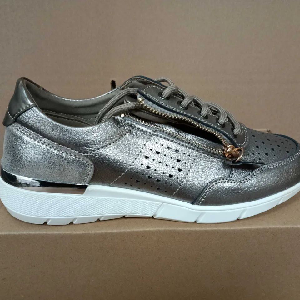 BOXED PAIR OF WOMEN'S METALLIC SILVER SNEAKERS WITH SIDE ZIP – UK 6