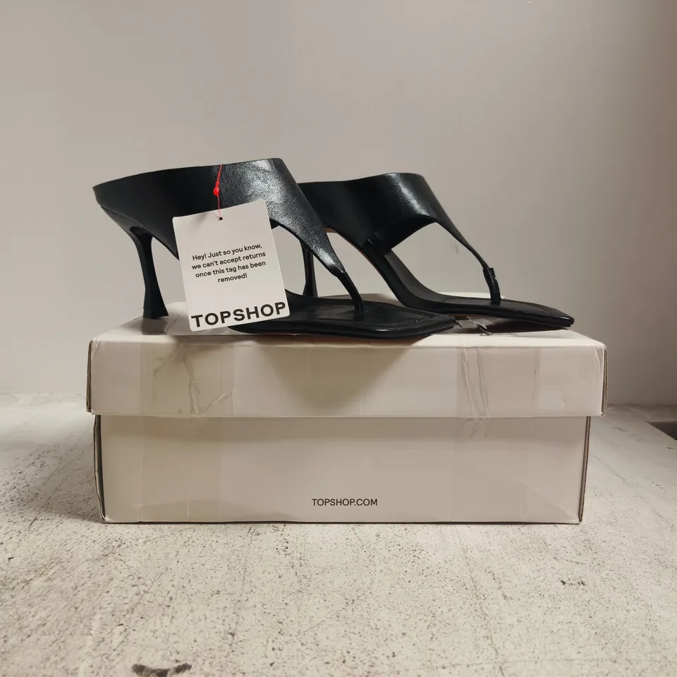 BOXED PAIR OF TOPSHOP ELODIE TOE THONG HEELED MULES IN BLACK SIZE UK 8