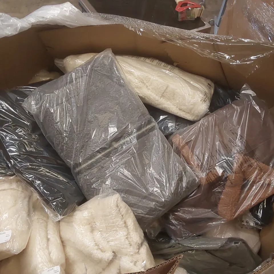 PALLET CONTAINING APPROXIMATELY 110x BRAND NEW ASSORTED DESIGNER CLOTHING ITEMS INCLUDING: SIMPLY BE JACKETS ECT