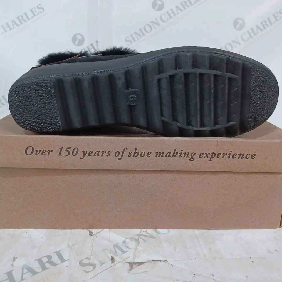 BOXED PAIR OF CUSHION-WALK FAUX FUR LINED ANKLE BOOTS IN BROWN SIZE 6