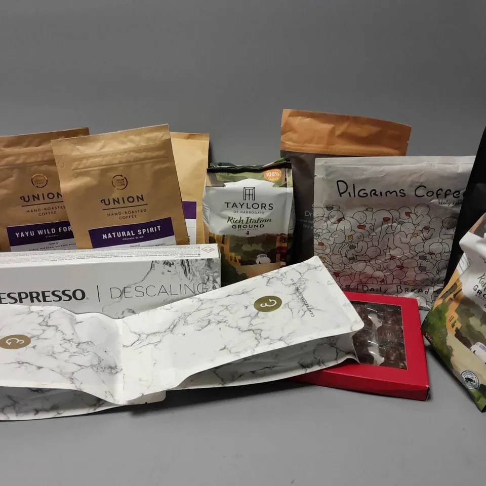 APPROXIMATELY 13 ASSORTED FOOD & DRINK ITEMS TO INCLUDE UNION NATURAL SPIRIT BLEND (200g), HOTEL CHOCOLAT THE SLEIGH TEAM (110g), TAYLORS OF HARROGATE RICH ITALIAN GROUND ROAST COFFEE (200g), ETC