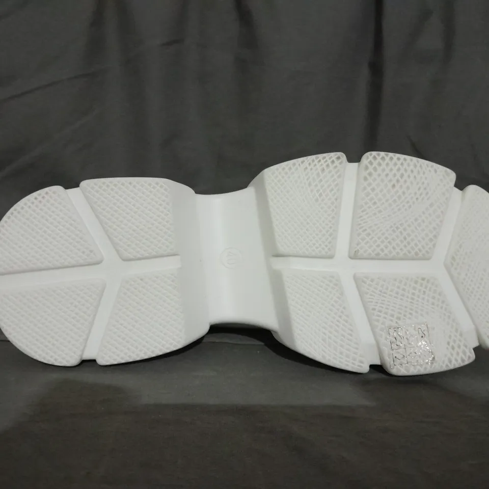 PAIR OF KOI MARY JANES IN WHITE SIZE 40EU