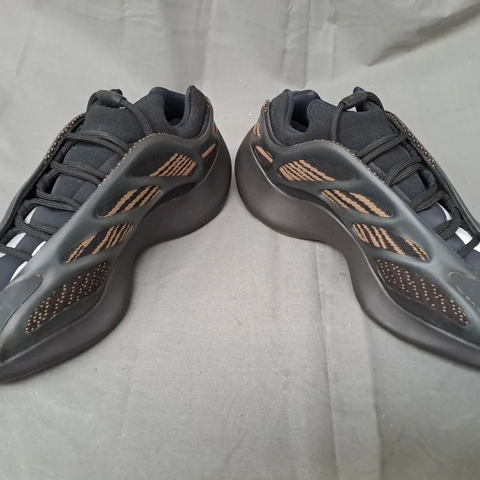 BOXED PAIR OF ADIDAS YEEZY 700 V3 SHOES IN BLACK/TAN UK SIZE 10