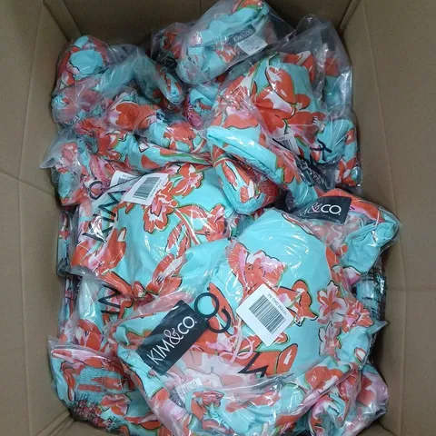 APPROXIMATELY 20 ASSORTED CLOTHING ITEMS IN VARIOUS COLOURS, STYLES AND SIZES