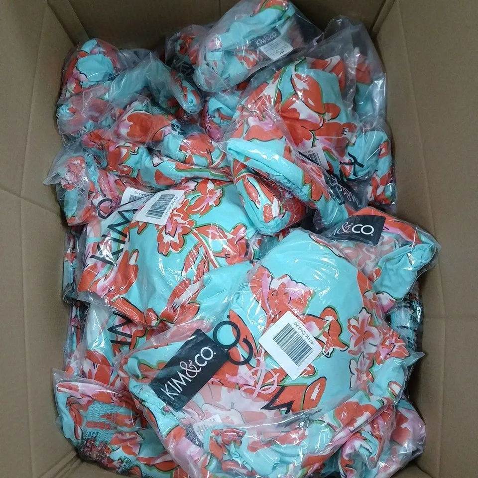 APPROXIMATELY 20 ASSORTED CLOTHING ITEMS IN VARIOUS COLOURS, STYLES AND SIZES