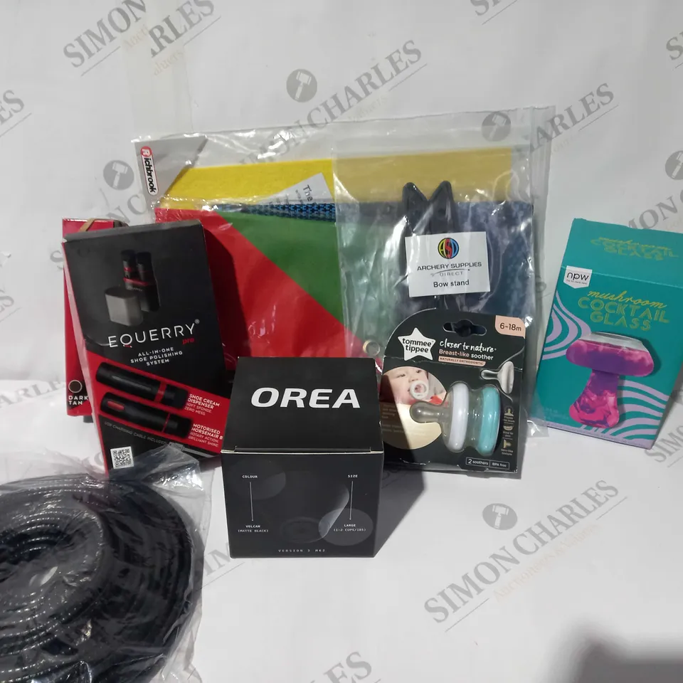 APPROXIMATELY 30 ASSORTED HOUSEHOLD ITEMS TO INCLUDE MUSHROOM COCKTAIL GLASS, EQUERRY SHOE POLISH KIT, TOMMEE TIPPEE BREAST-LIKE SOOTHER, ETC