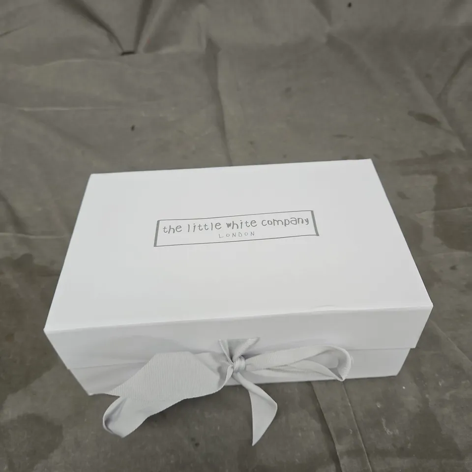 THE LITTLE WHITE COMPANY CRINKLE COTTON GINGHAM SLEEPSUIT AND GIRAFFE COMFORTER AGE 3-6 MONTHS