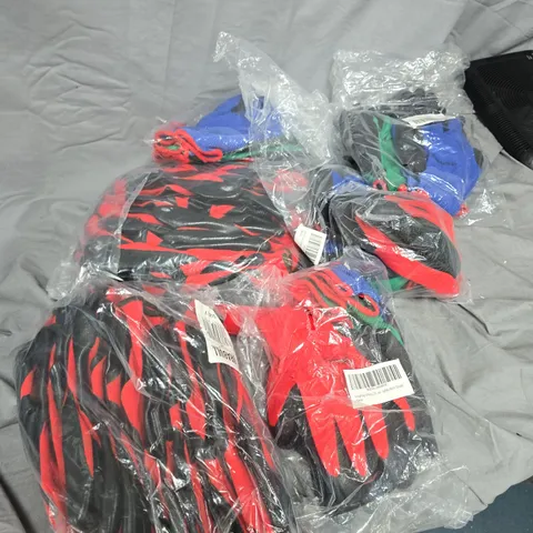 JOB LOT OF GARDENING GLOVES APPROXIMATELY 20 GLOVES