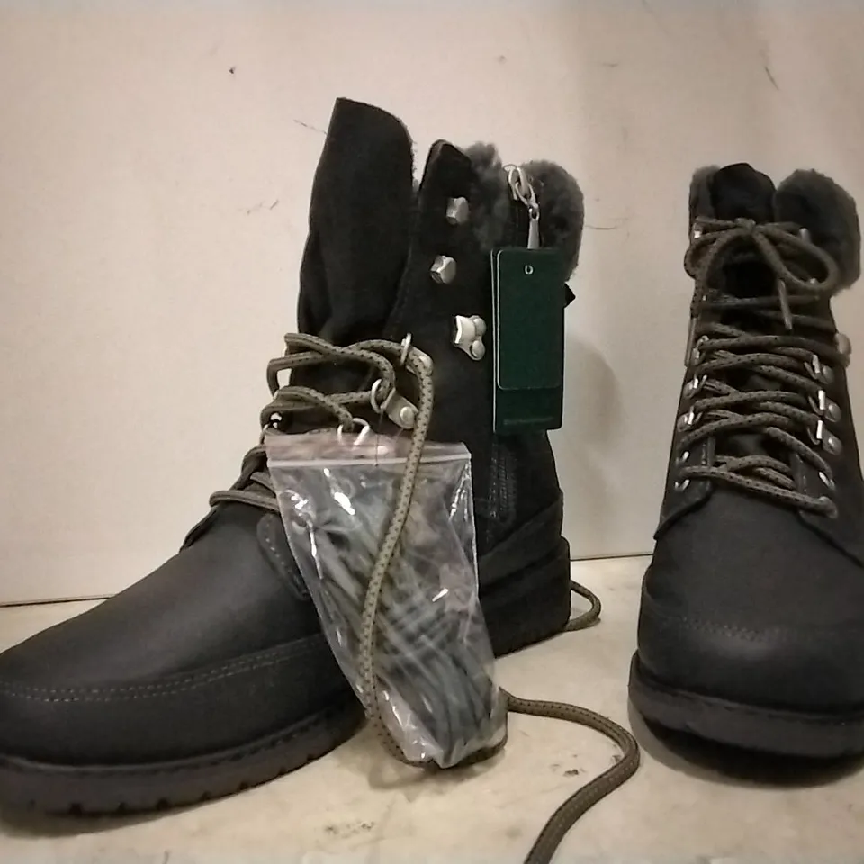 BOXED UNISEX EMU AUSTRALIA OKAB BOOTS , 1 PAIR GREY SIZE 4, 3 PAIRS OAK SIZE 6