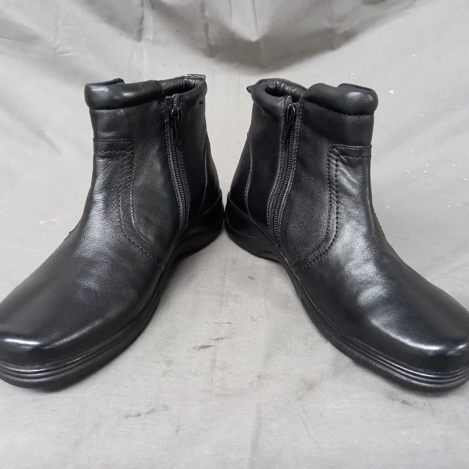 BOXED PAIR OF COMFY STEPS JARVIS ZIP-UP ANKLE BOOTS IN BLACK EU SIZE 38