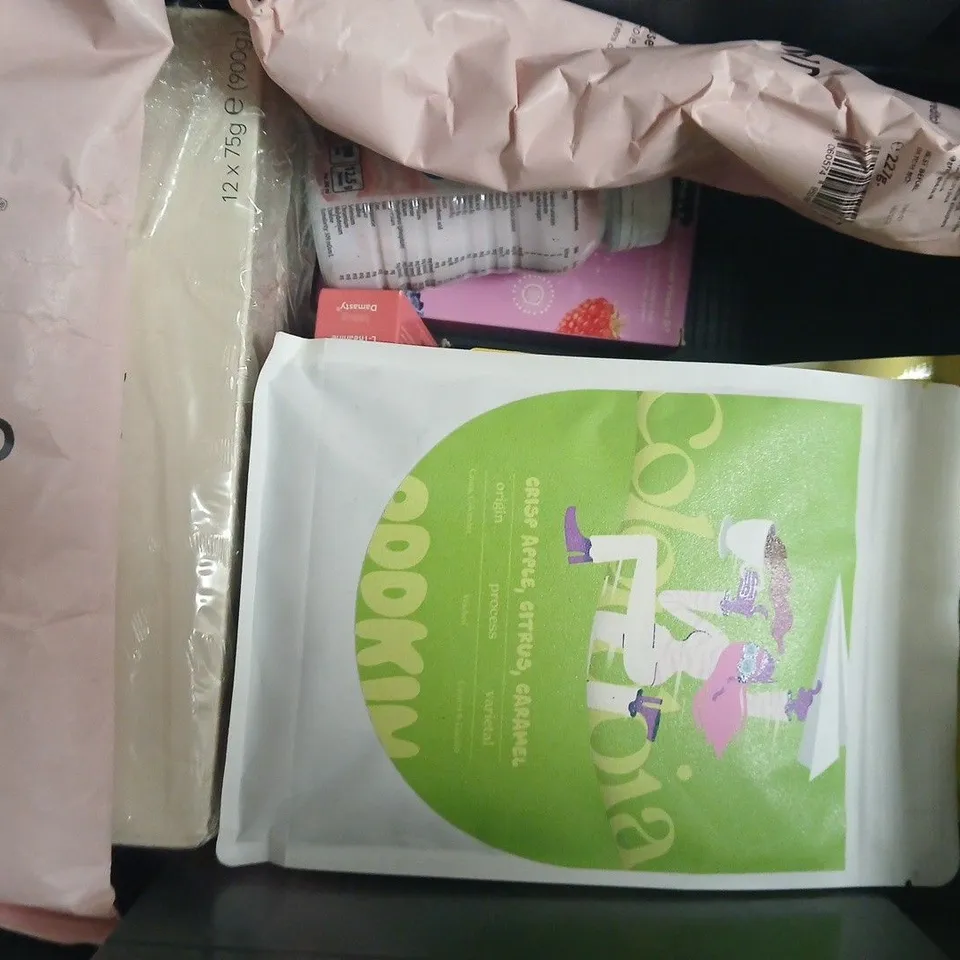 APPROXIMATELY 10 ASSORTED FOOD AND DRINK ITEMS TO INCLUDE HUEL, JAPANESE STYLE CURRY CUBES, ETC