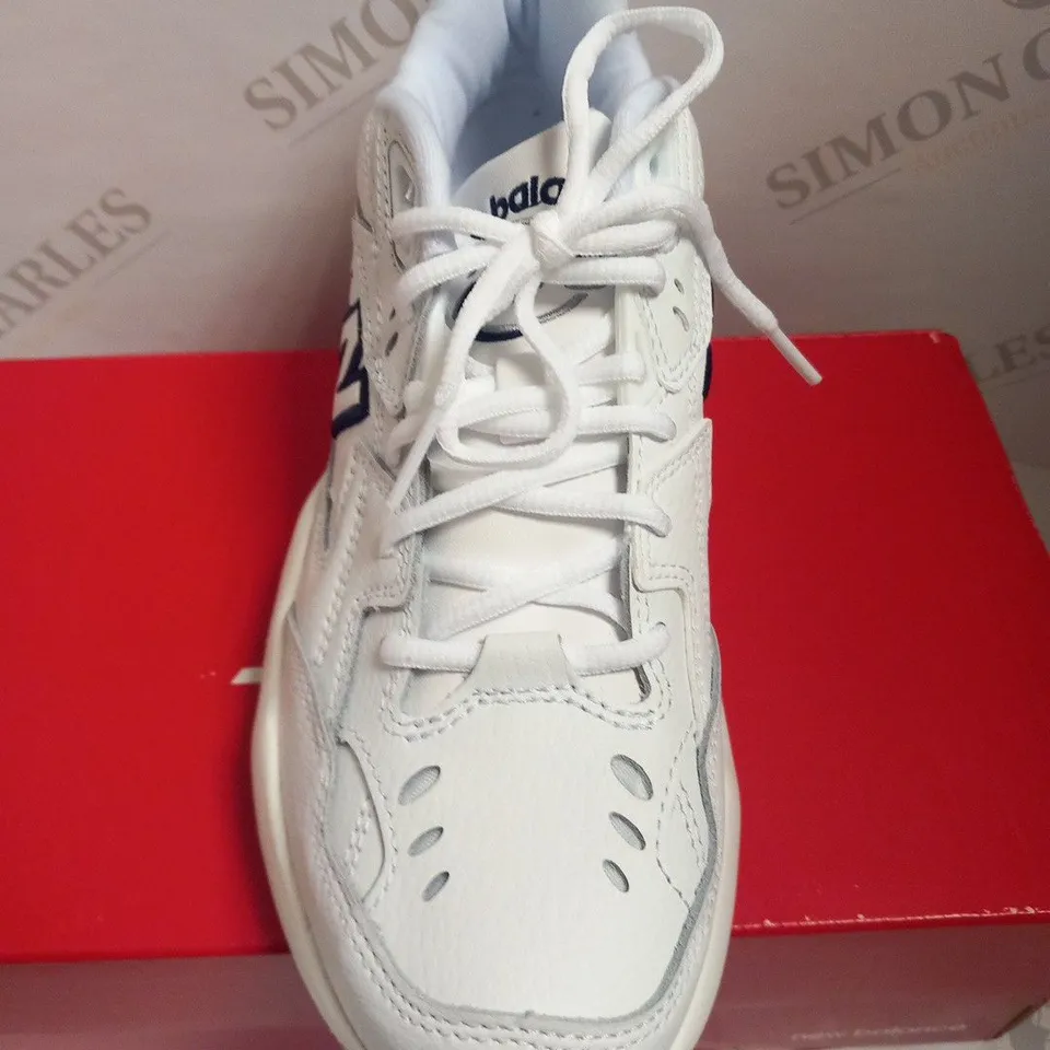 BOXED NEW BALANCE MOYEN SIZE 5.5
