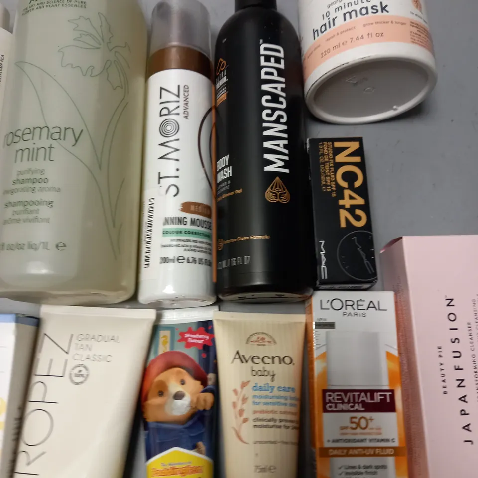 LOT OF APPROXIMATELY 25 ASSORTED HEALTH AND BEAUTY ITEMS TO INCLUDE BEAUTY PIE TRANSFORMING CLEANSER, GEORGIEMANE HAIR MASK AND AVEDA SHAMPOO
