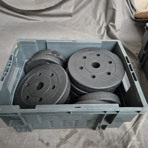 TOTE OF APPROXIMATELY 12X 2KG WEIGHT PLATES