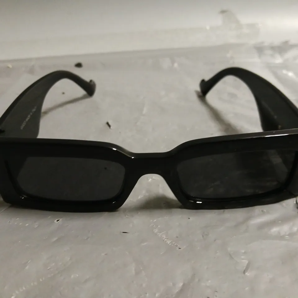 PAIR OF GUCCI CHUNKY BLACK FRAMED GLASSES IN CASE