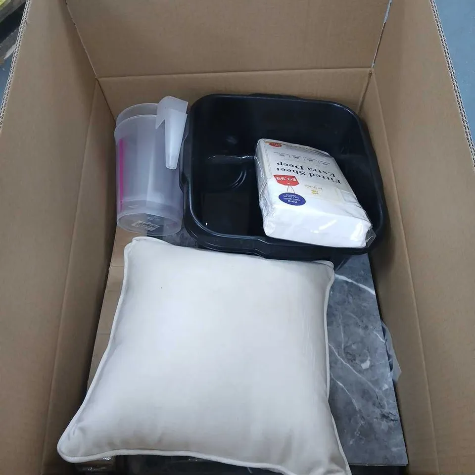 BOX OF APPROXIMATELY 20 ASSORTED ITEMS TO INCLUDE MEASURING JUGS, BOWLS, CUSHION, EXTRA DEEP FITTED SHEET ETC