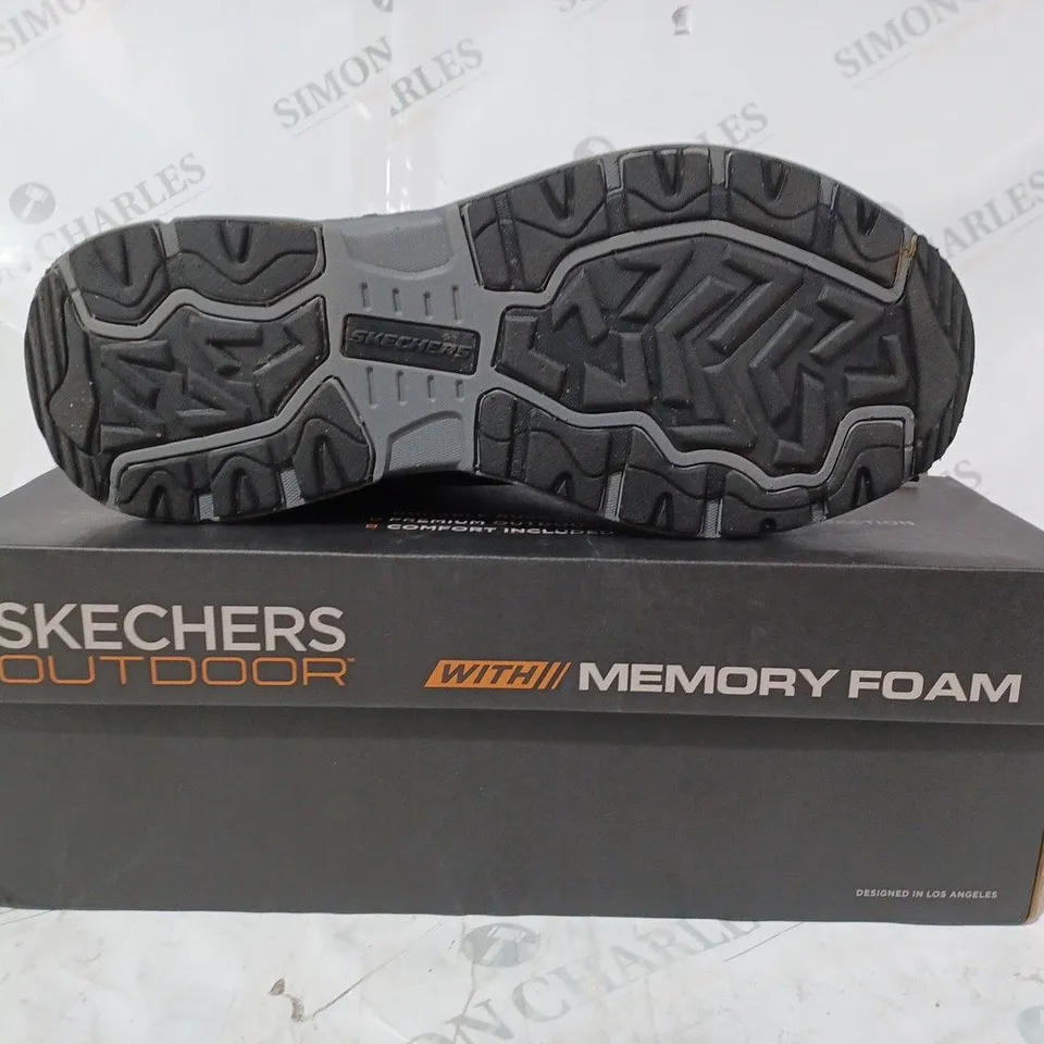 BOXED SKECHERS MEN'S OAK CANYON MID TOP LACE BOOTS, NAVY - SIZE 9
