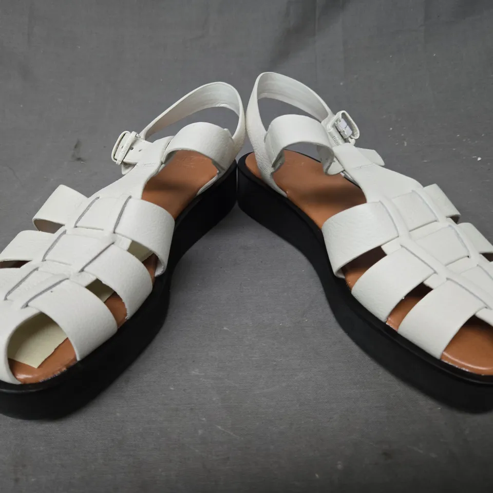 BOXED PAIR OF DUNE LONDON 736 LOCH SANDALS IN WHITE SIZE 7