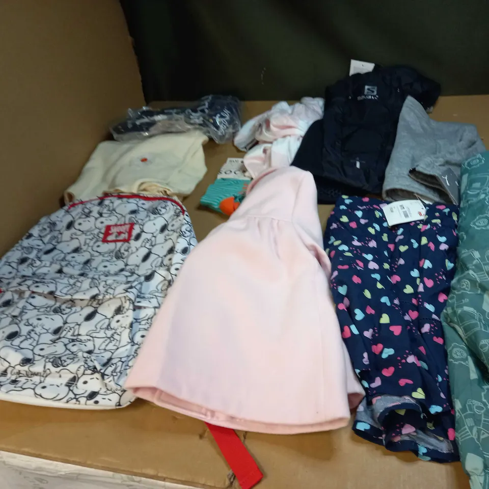 LOT OF ASSORTED KIDS CLOTHING ITEMS TO INCLUDE BABYGROWS, T-SHIRTS AND TROUSERS 