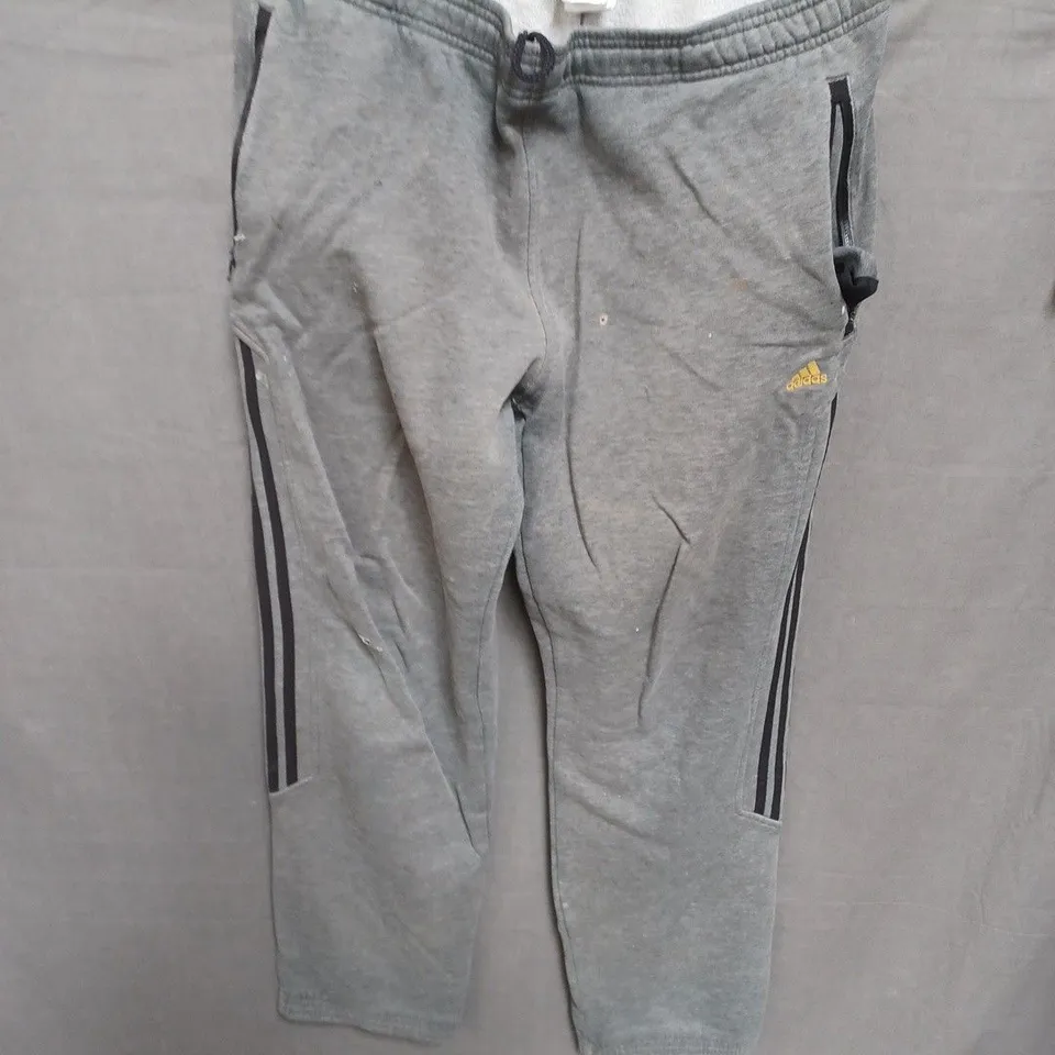 ADIDAS GREY TRACK PANTS – SIDE STRIPE DETAILING SIZE L