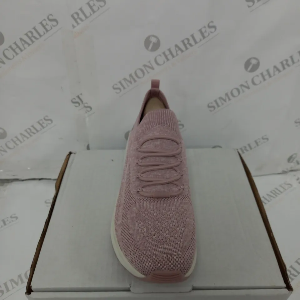 BOXED PAIR OF SKECHERS BOB TRAINERS IN BLUSH SIZE 8
