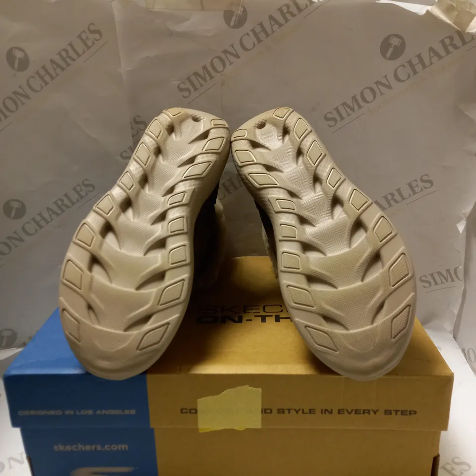 SKETCHERS ON THE GO BOOTS SIZE 4.5