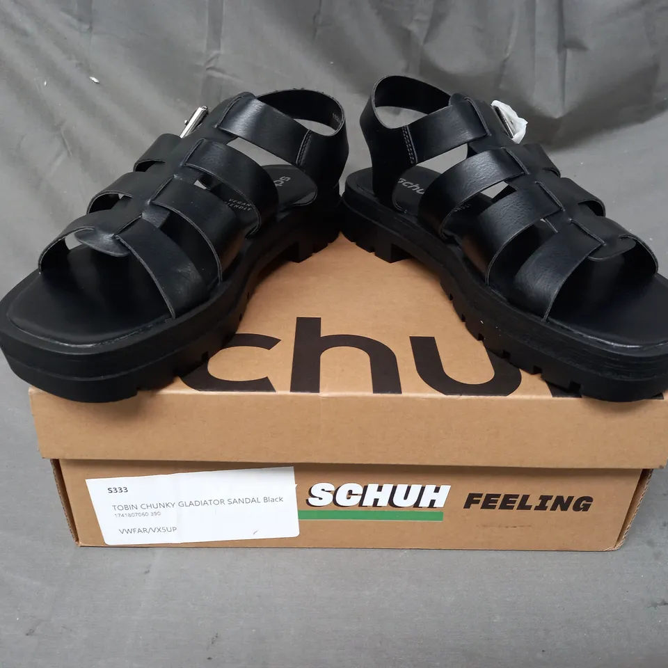 BOXED PAIR OF SCHUH TOBIN CHUNKY GLADIATOR SANDALS IN BLACK SIZE 6