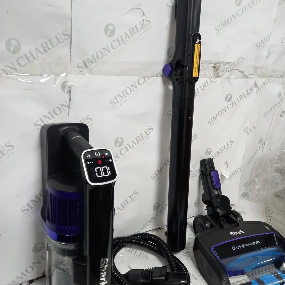 BOXED SHARK CORDLESS STICK VACUUM IZ390UKTQ