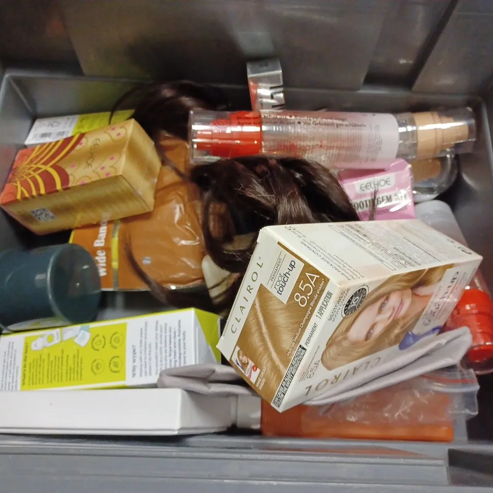 BOX OF APPROX 15 ASSORTED HEALTH AND BEAUTY ITEMS TO INCLUDE - AMARE NAVEH LUSTRE - WYPE ON THE GO SMOOTHING GEL - ELEMIS SKIN NOURISHING BODY BUTTER ECT