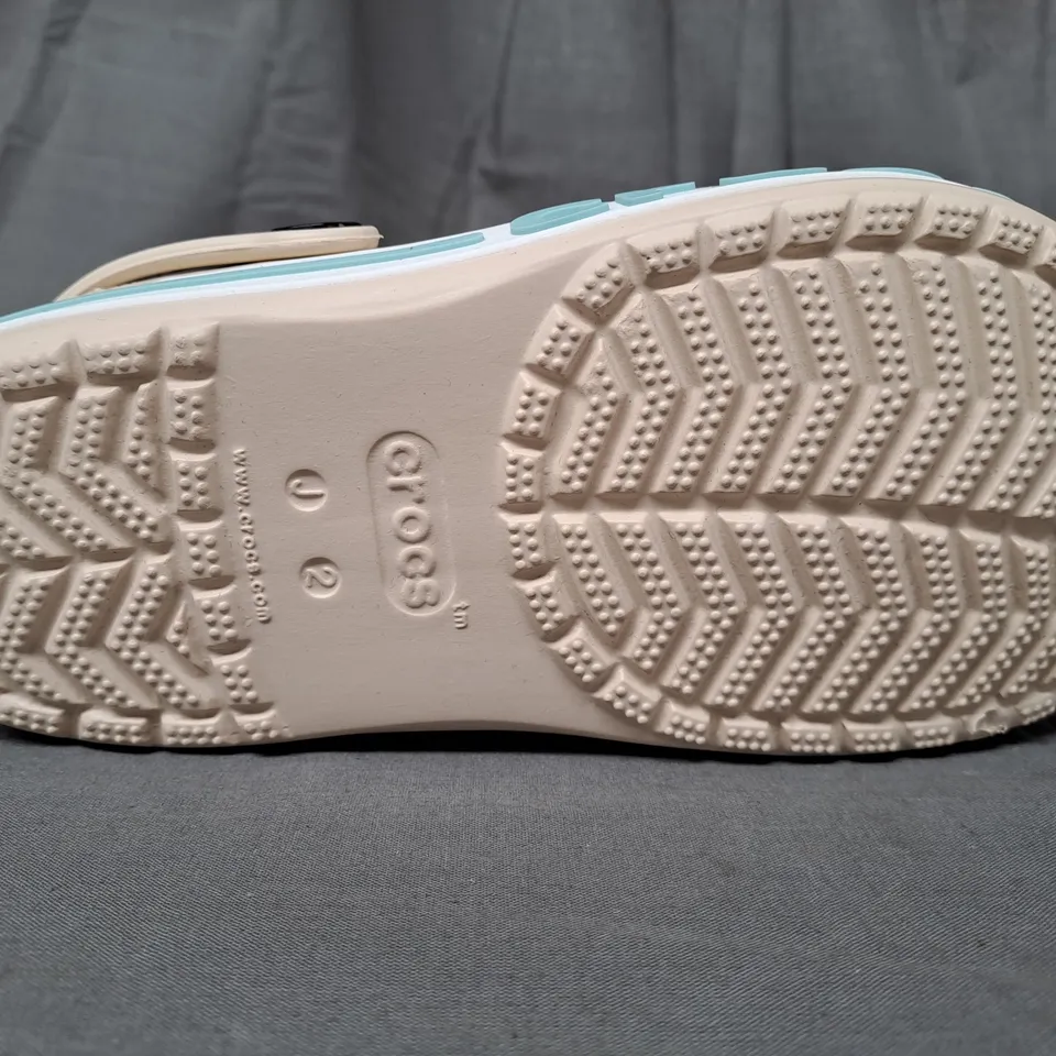 PAIR OF CROCS BAYABAND KIDS CLOGS IN CREAM UK SIZE J2